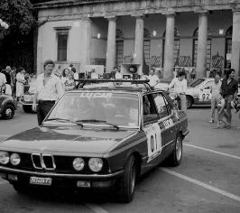 Un'auto da rally con la scritta Lucar
