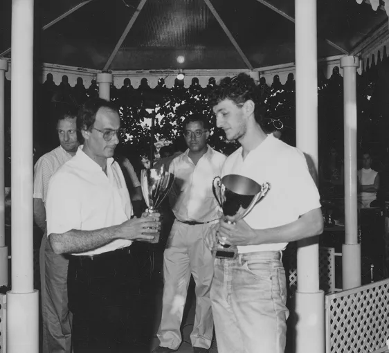 Premiazione con coppe sotto un gazebo