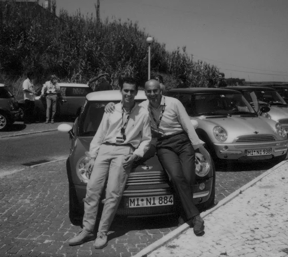 Due persone sedute sul cofano di una Mini