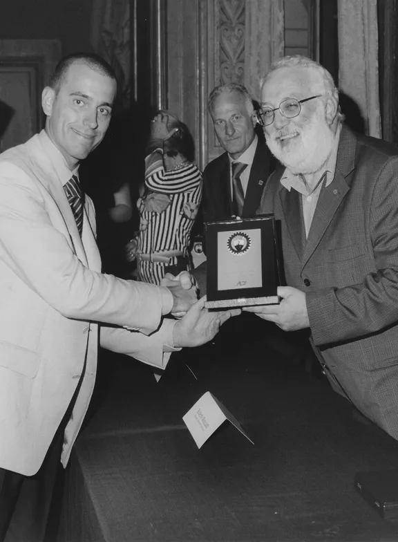 Consegna di una targa durante una premiazione