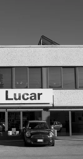 Una Mini parcheggiata davanti alla sede Lucar