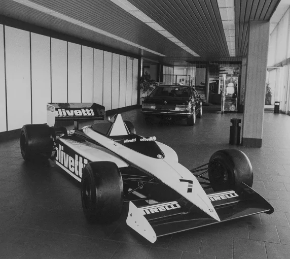 Una monoposto di Formula 1 esposta nello showroom