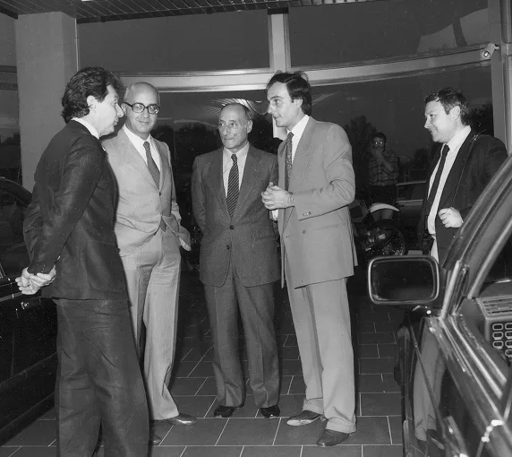 Incontro tra dirigenti nello showroom