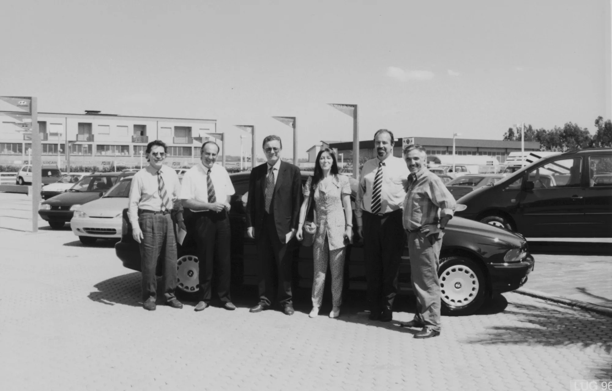 Foto storica del team Lucar nel piazzale della concessionaria, luglio 1996