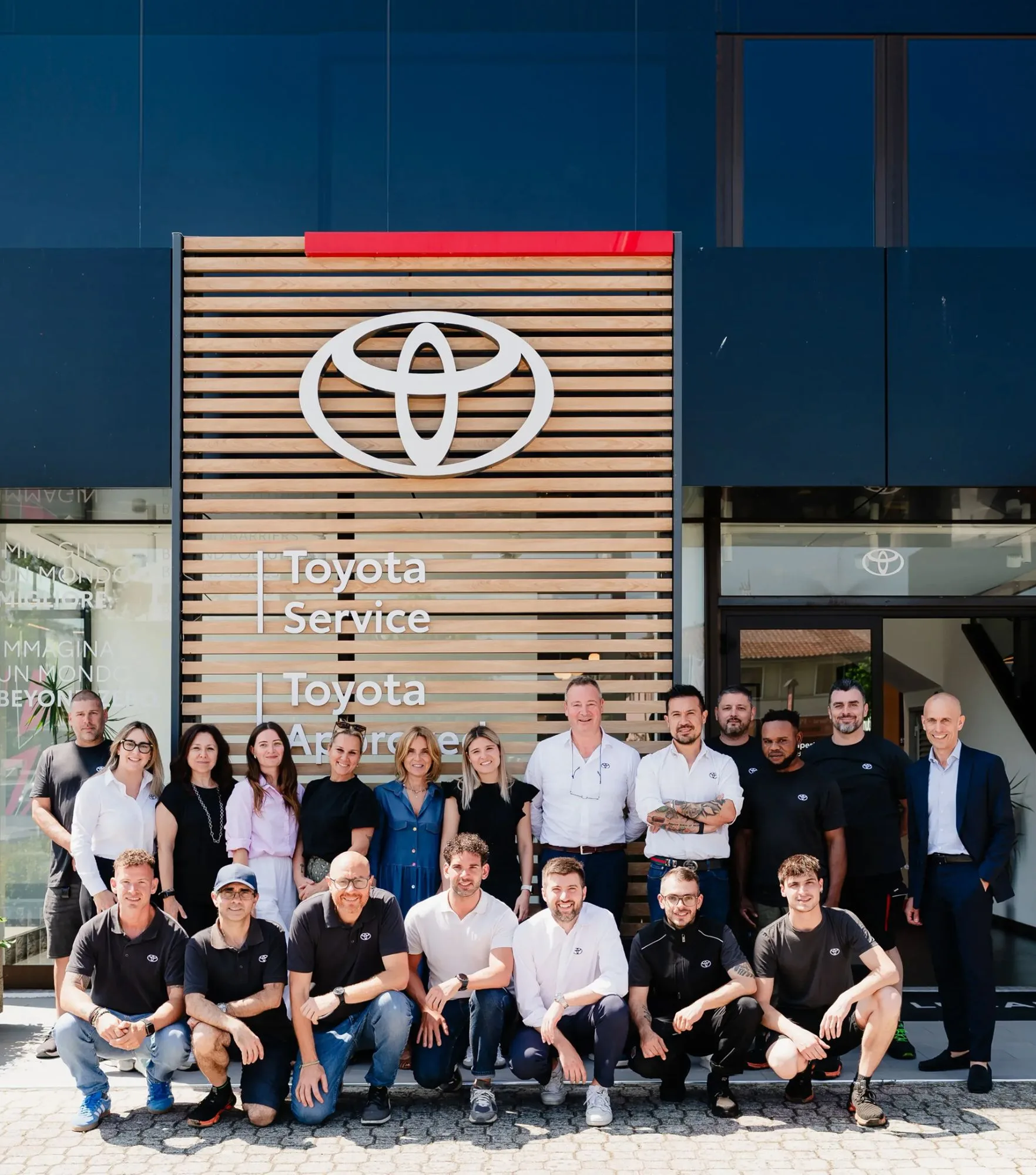 Il team Lucar davanti alla concessionaria Toyota
