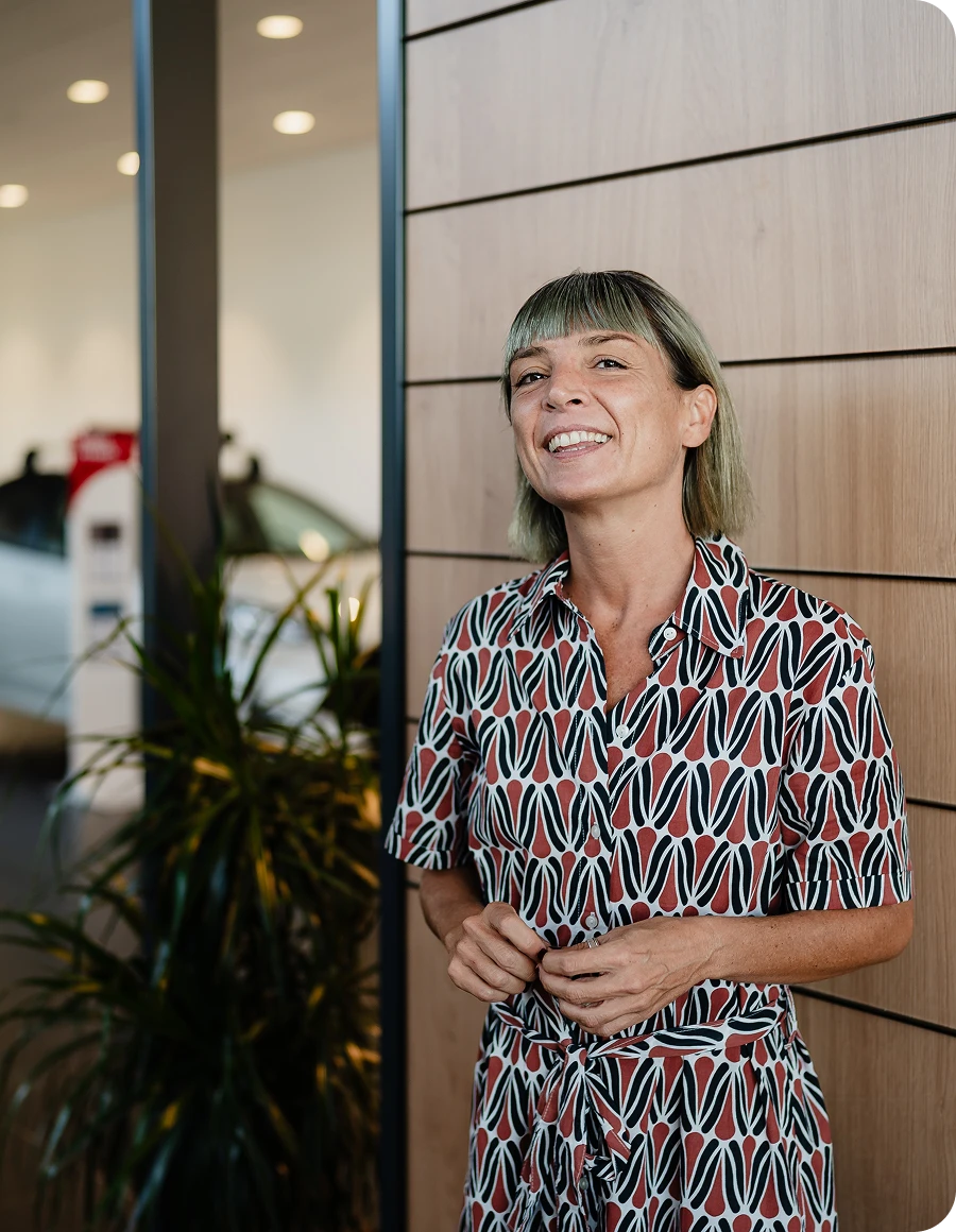 Una collaboratrice Lucar sorridente nello showroom