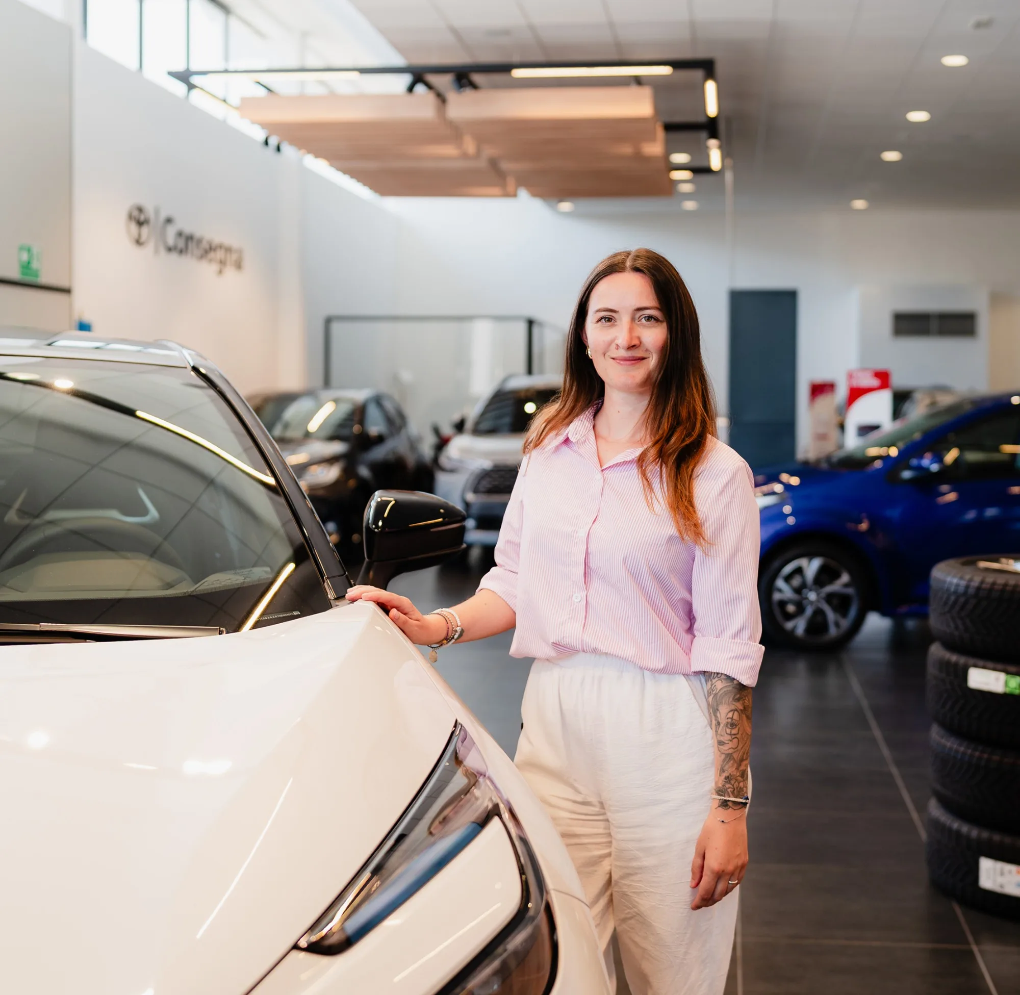 Consulente Lucar nello showroom Toyota