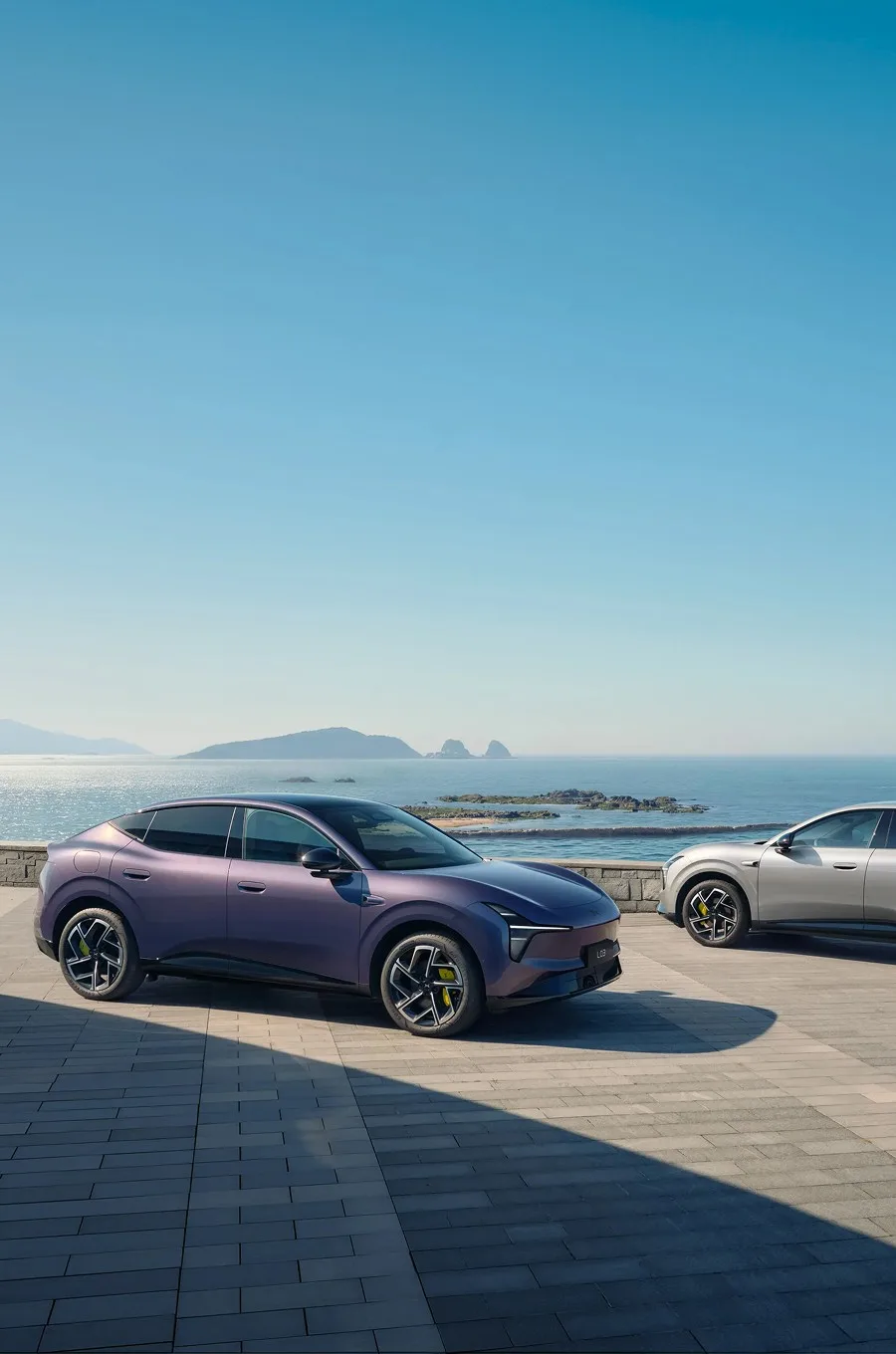 Auto elettriche XPENG sul lungomare