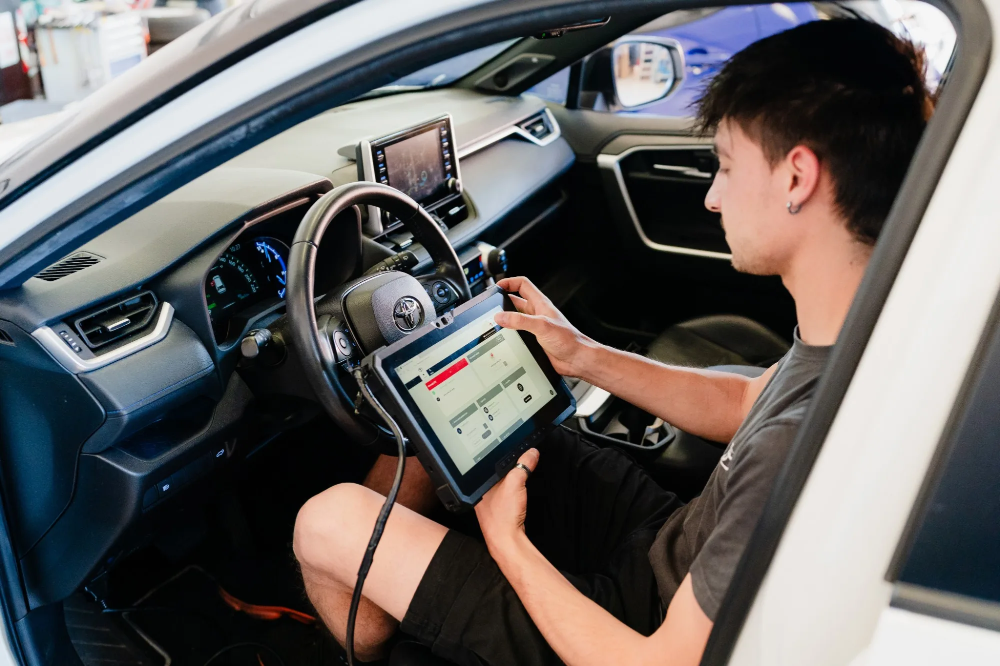 Tecnico Lucar controlla una Toyota con il tablet diagnostico