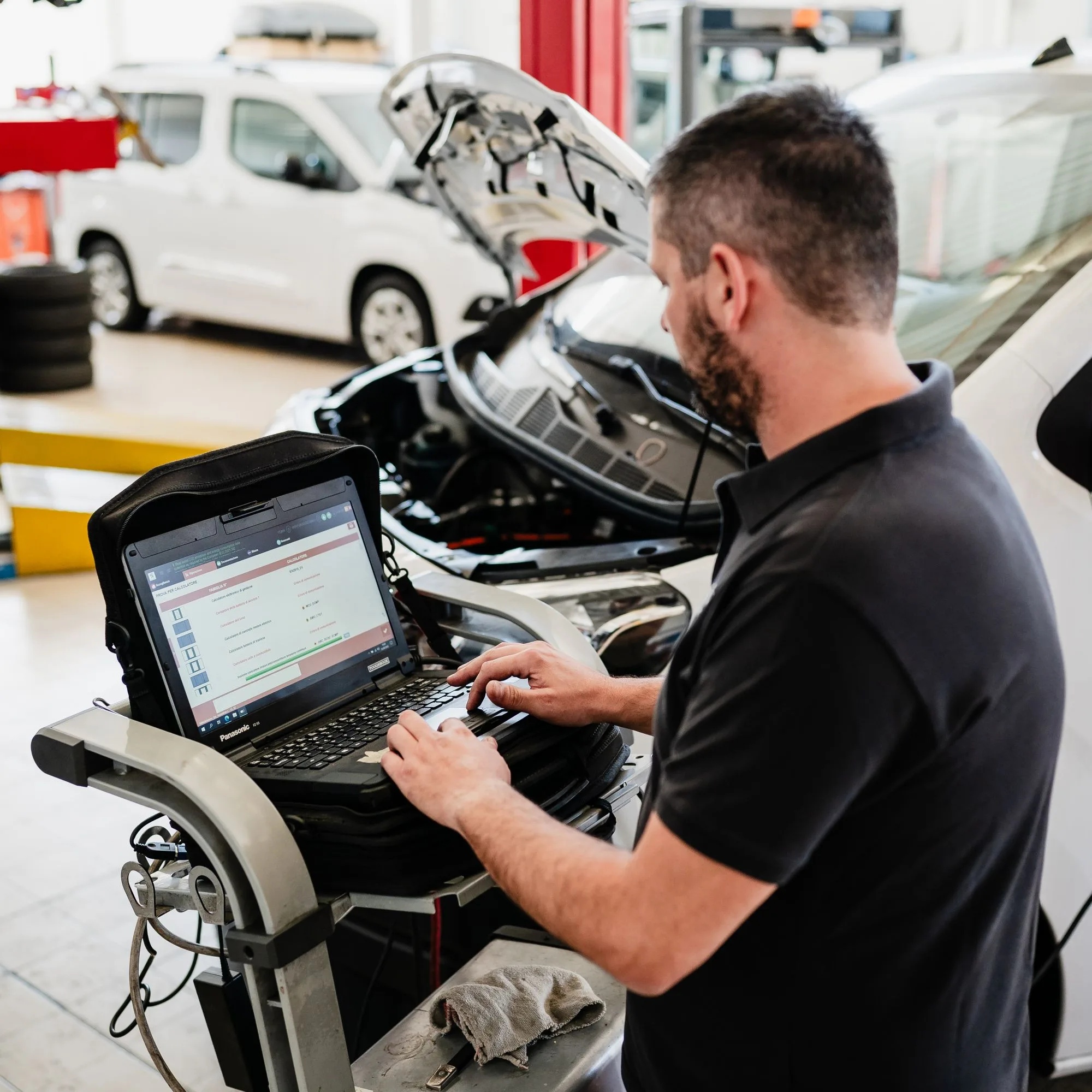 Tecnico Lucar esegue la diagnosi di un veicolo in officina