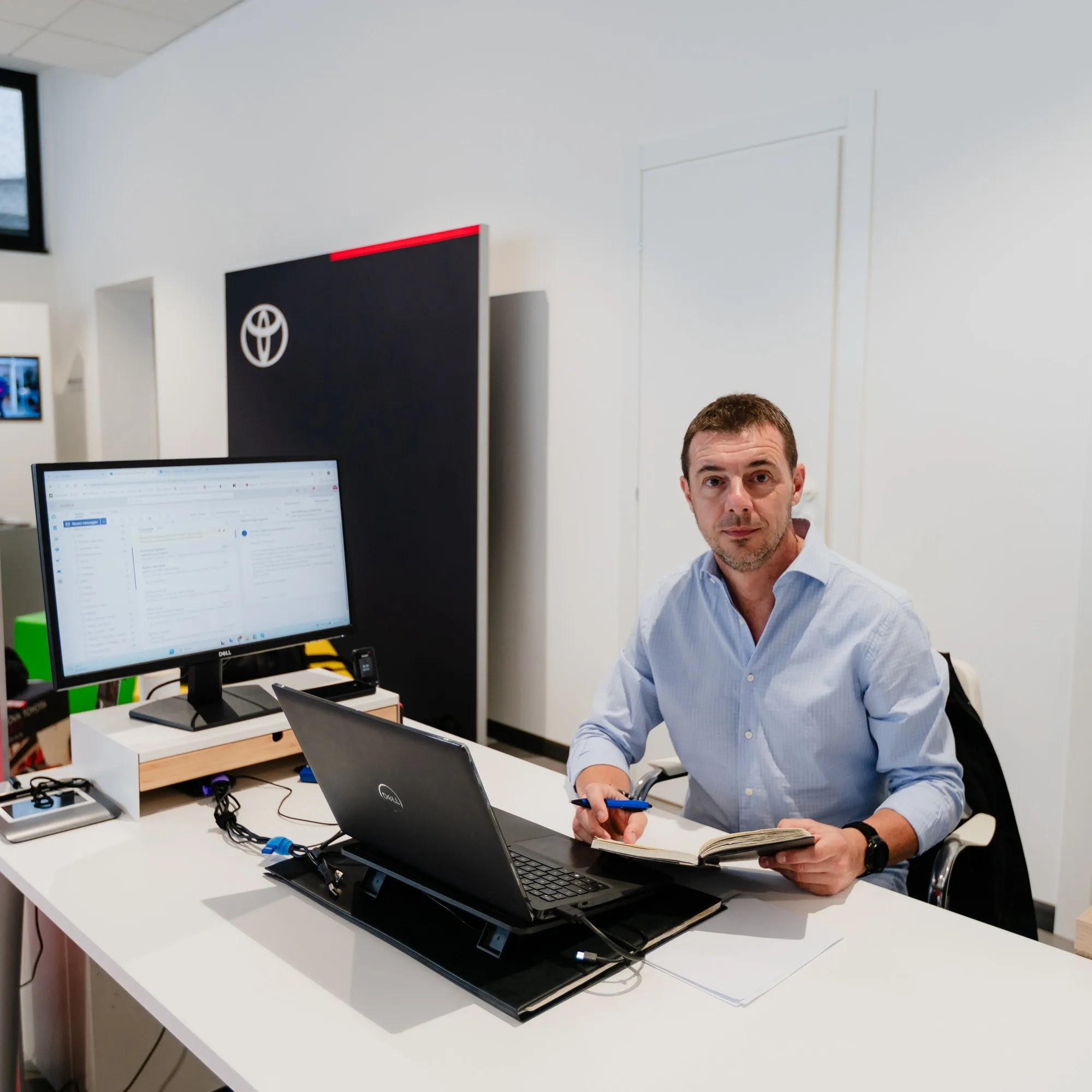 Consulente Lucar alla scrivania per soluzioni di finanziamento personalizzate