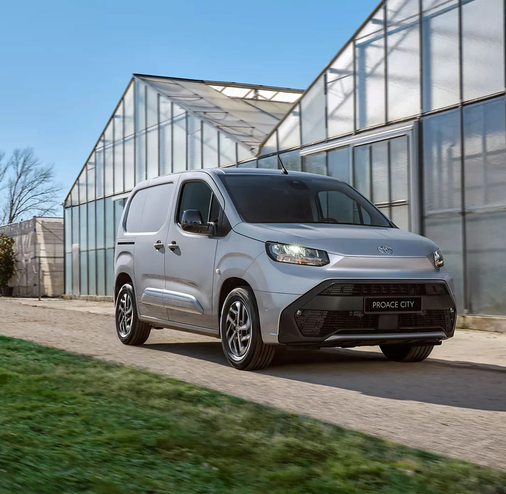 Toyota Proace City grigio davanti a una serra