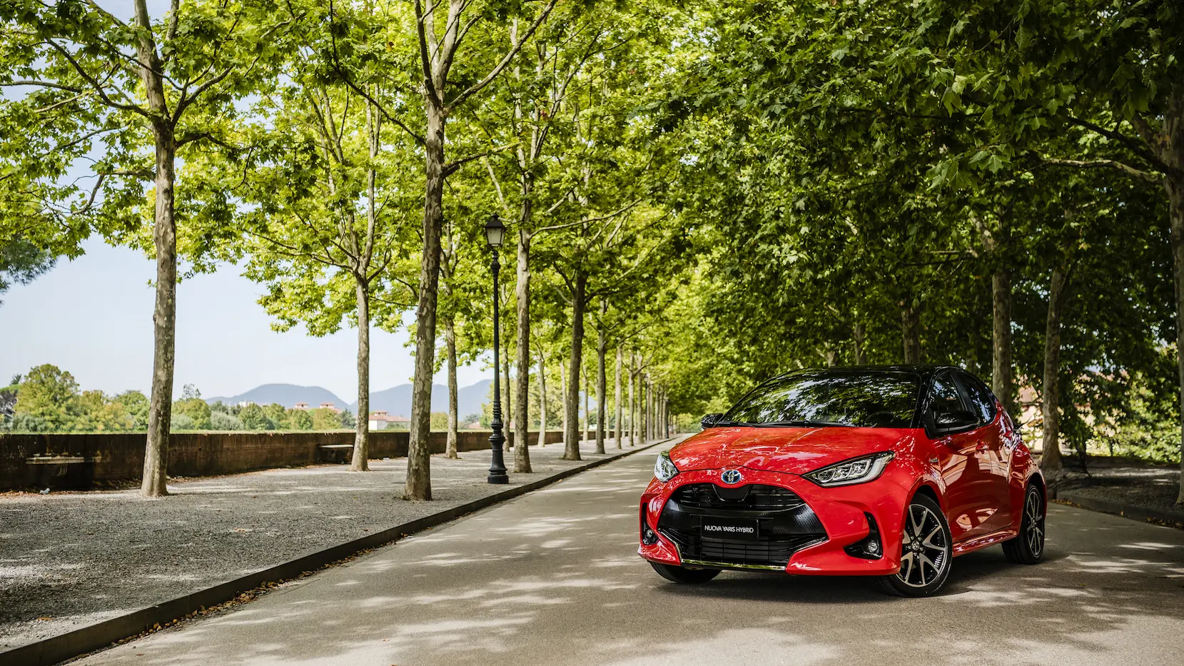 Immagine di sfondo con una toyota Yaris fornito dalla concessionaria Lucar