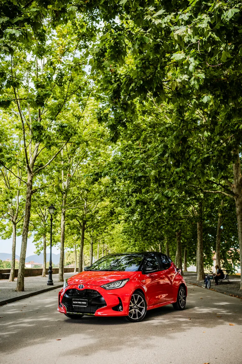Immagine di sfondo con una toyota Yaris fornito dalla concessionaria Lucar