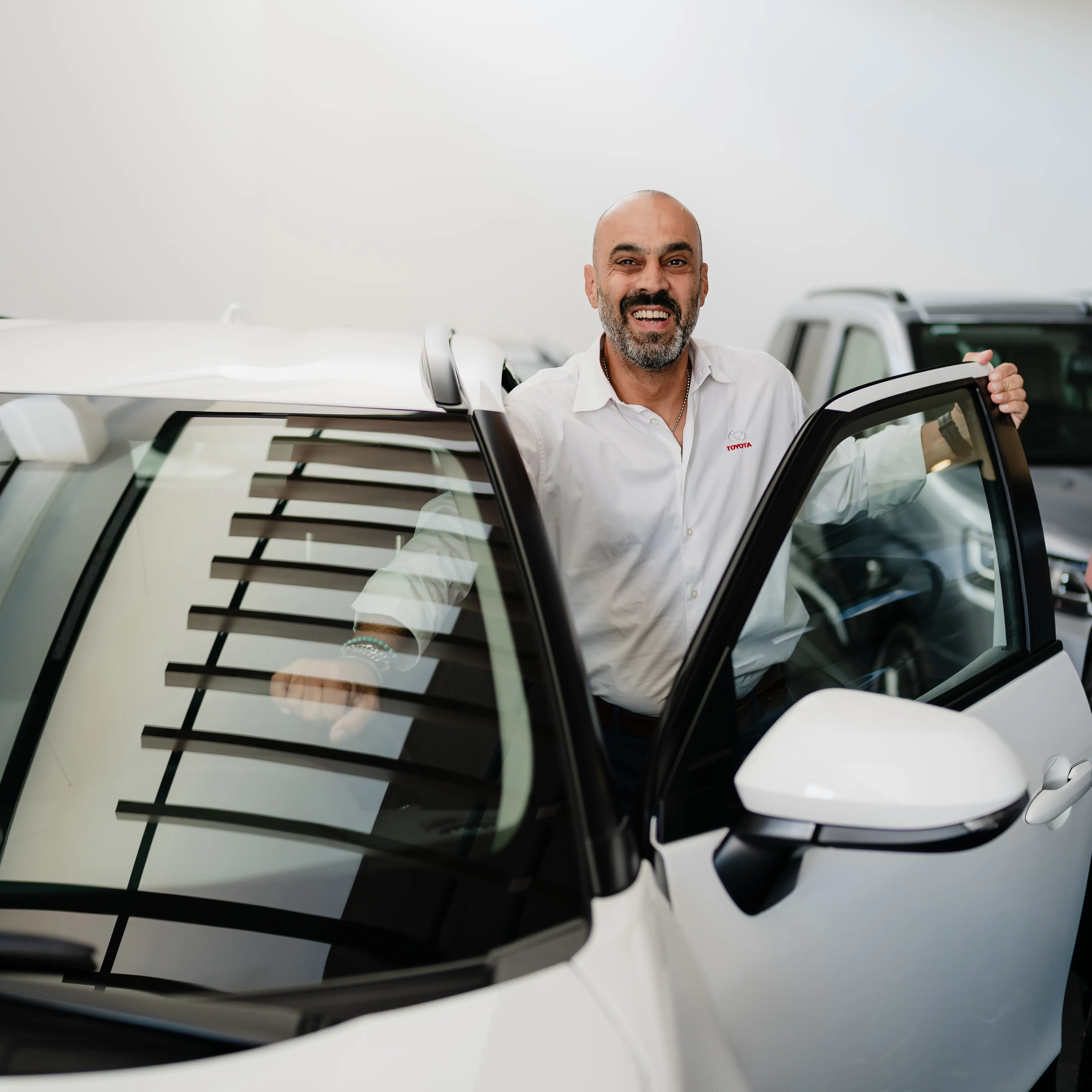 Cliente che guida una macchina grazie al noleggio a lungo termine offerto da Lucar